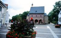 12 Lorsch-Karolingische Torhalle von der Stadt aus gesehen